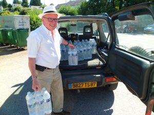 LE MAIRE DISTRIBUE LES PACKS D'EAU