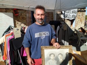 david-devant-son-magasin-de-brocante