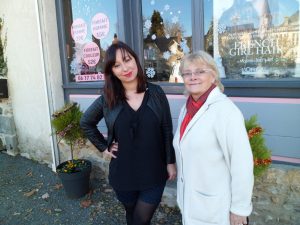 dominique-cotton-avec-justine-bede-la-coifeuse-participante-au-concours-de-fleurissement