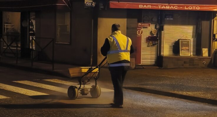 Salage devant les commerces ce dimanhe matin à 6h00